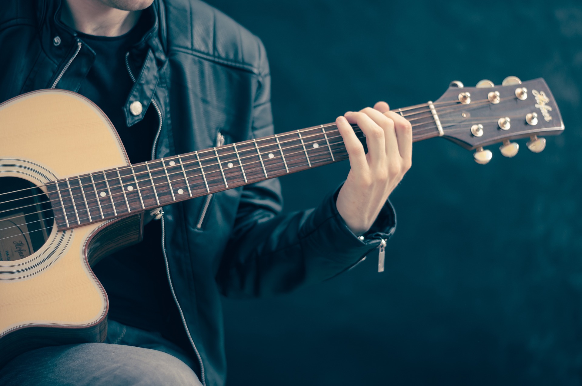 Zajęcia muzyczne - nauka gry na gitarze M. Kruczek