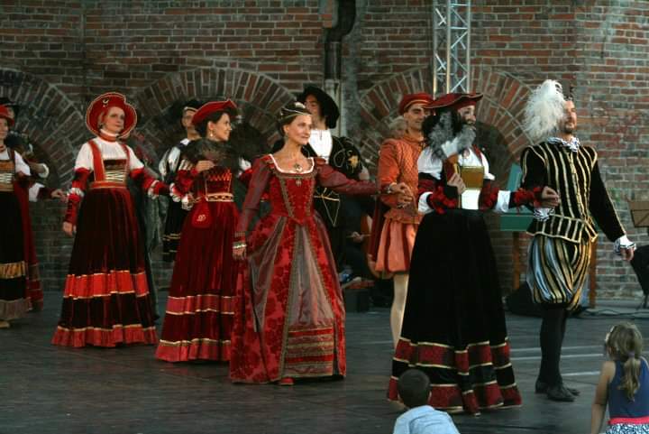 Tańce dawne; Agnieszka Kadłubowska