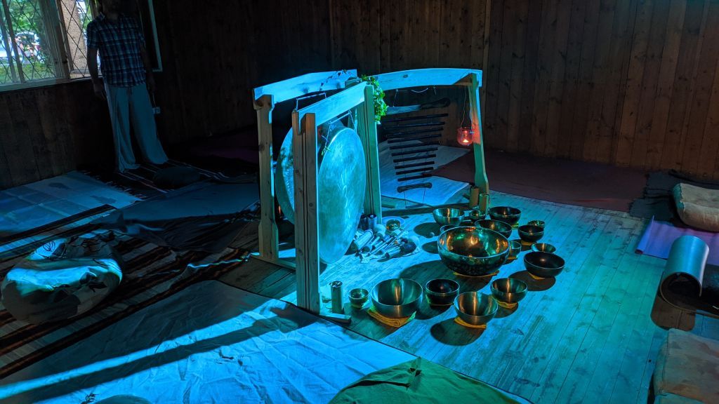 Relaksacja w dźwięku mis i gongów: warsztaty dla młodzieży (16+ lat) i dorosłych