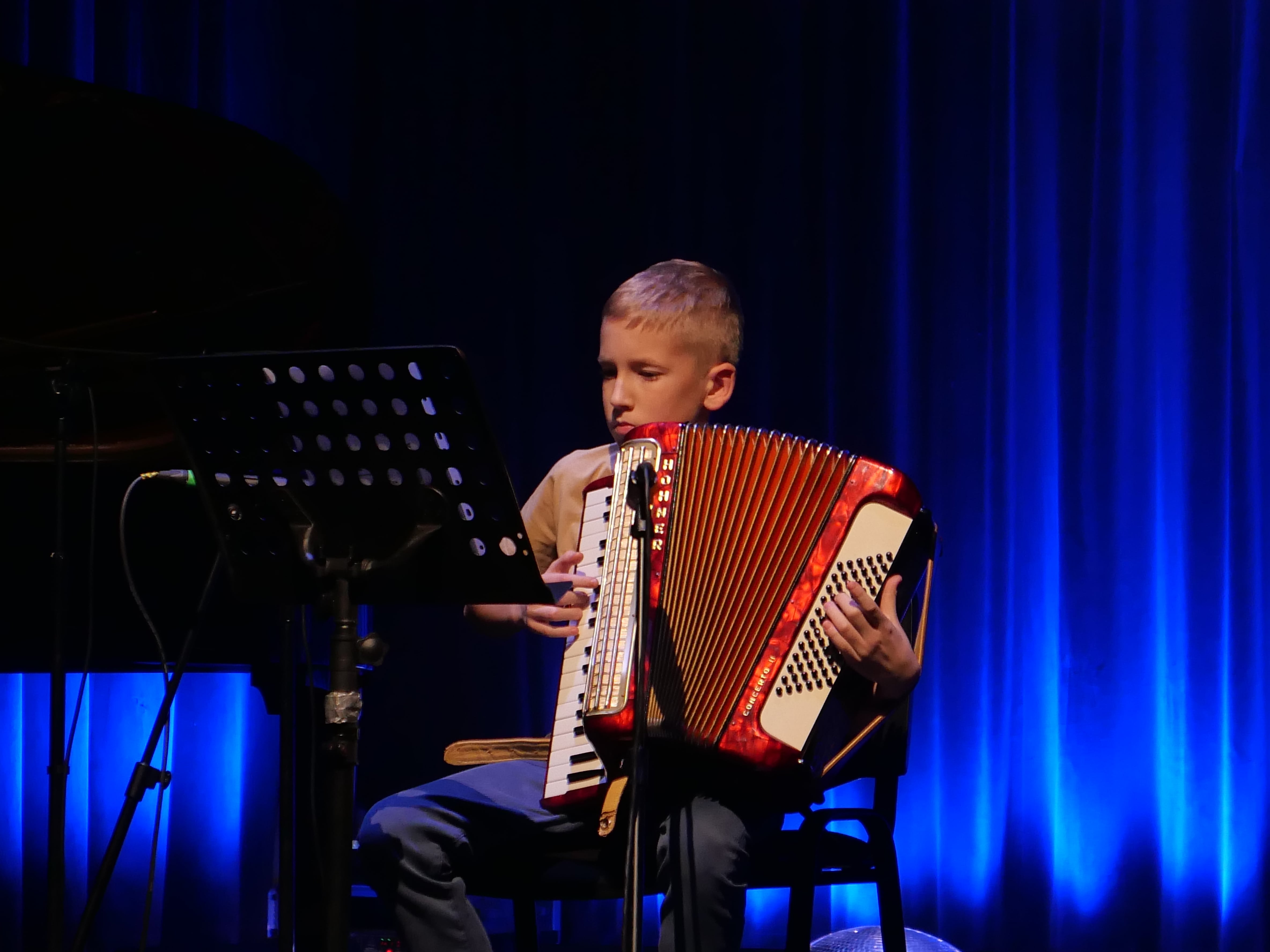 MUZYKA (pianino, akordeon) Strumień