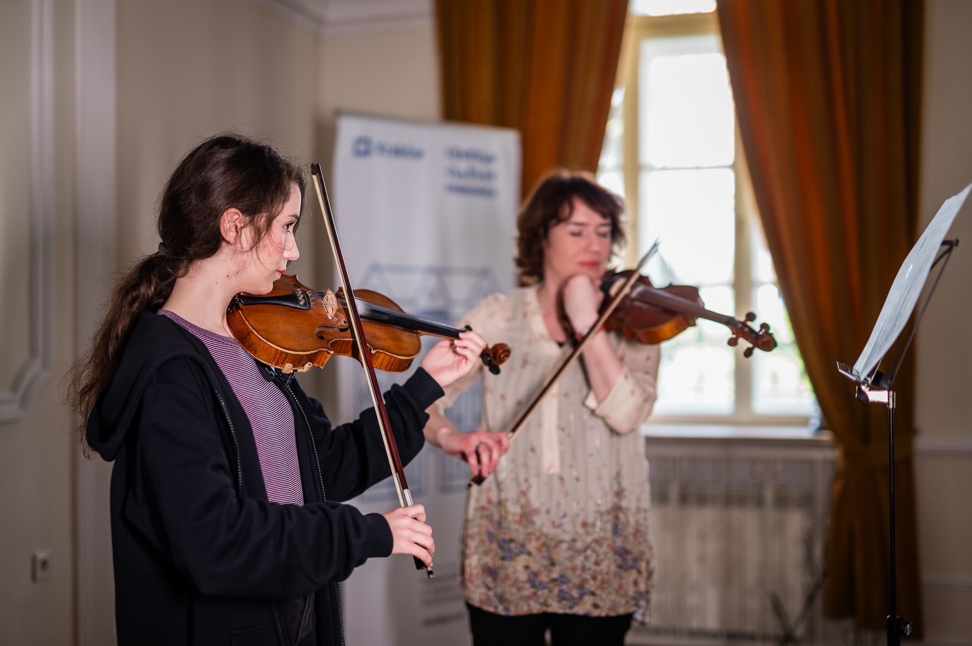 DC: Zajęcia zawieszone: Nauka gry na skrzypcach