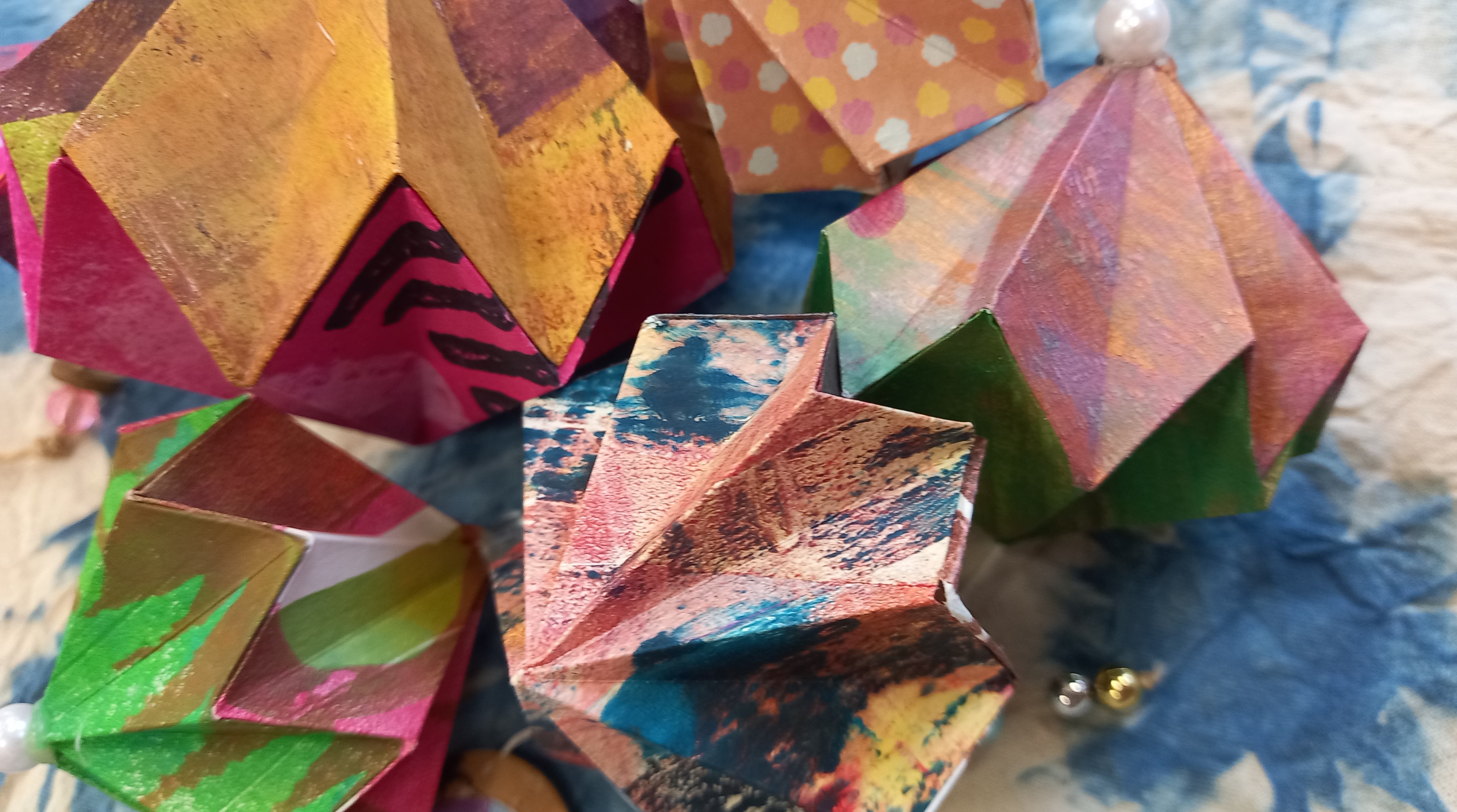 Kółko Graficzne - Świąteczne dekoracje z papieru: zawieszki, bombki i mobile