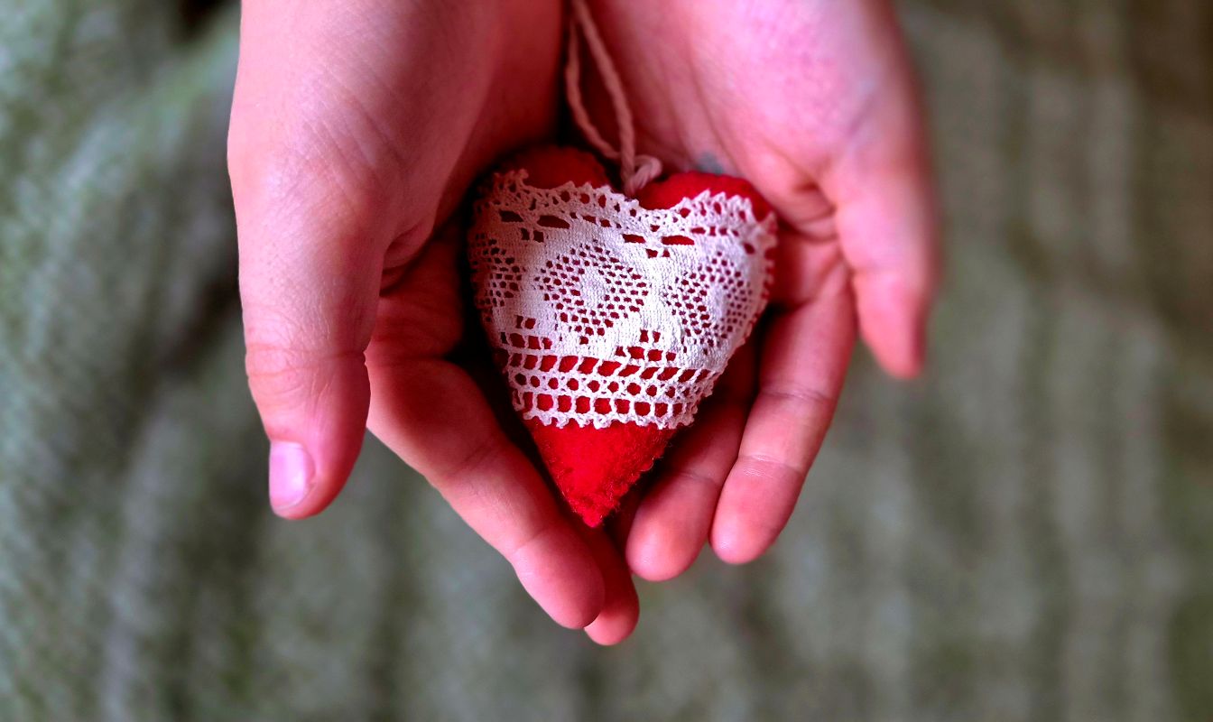 Serce na dłoni – walentynkowe amulety