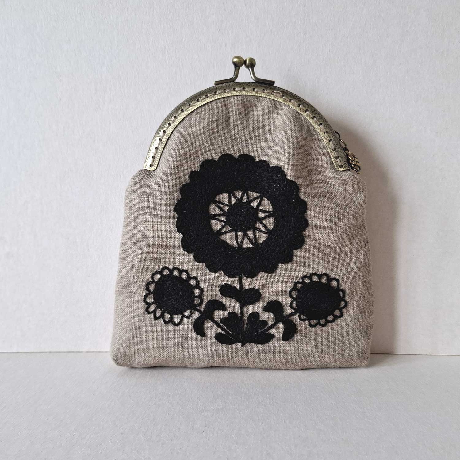 KLUB HAFTU WILANOWSKIEGO - wyszywana portmonetka - Ptysiowa