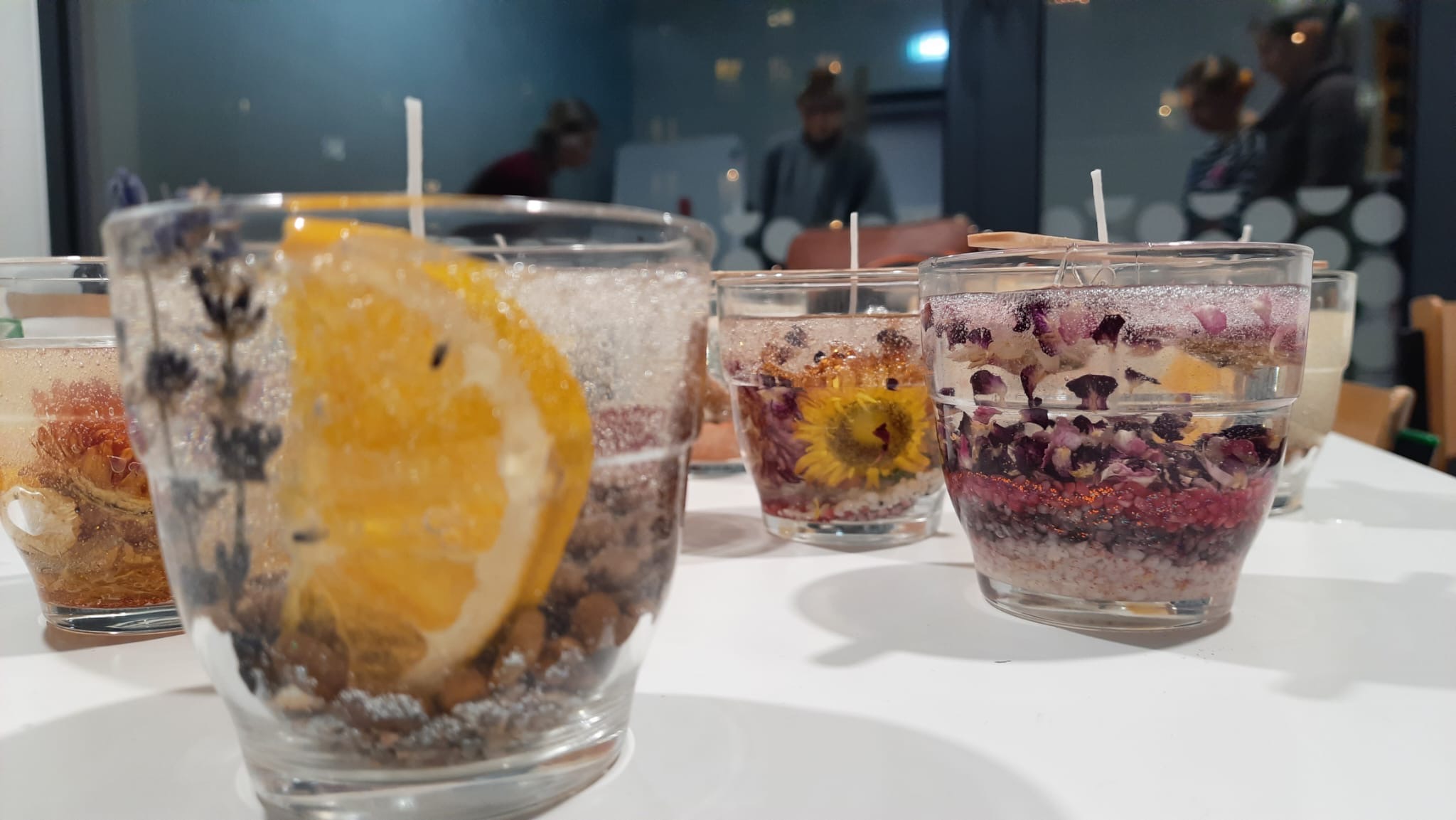 Kreatywne spotkania ze sztuką - warsztaty tworzenia i ozdabiania świec żelowych