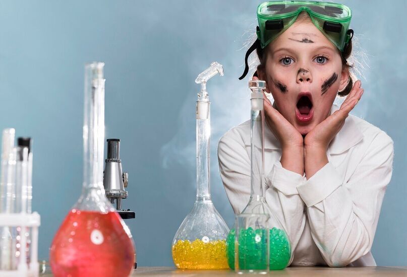 Mali Einsteini KARNET KWIECIEŃ