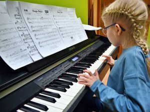Gra na pianinie i keyboardzie z Kamilem Wroną