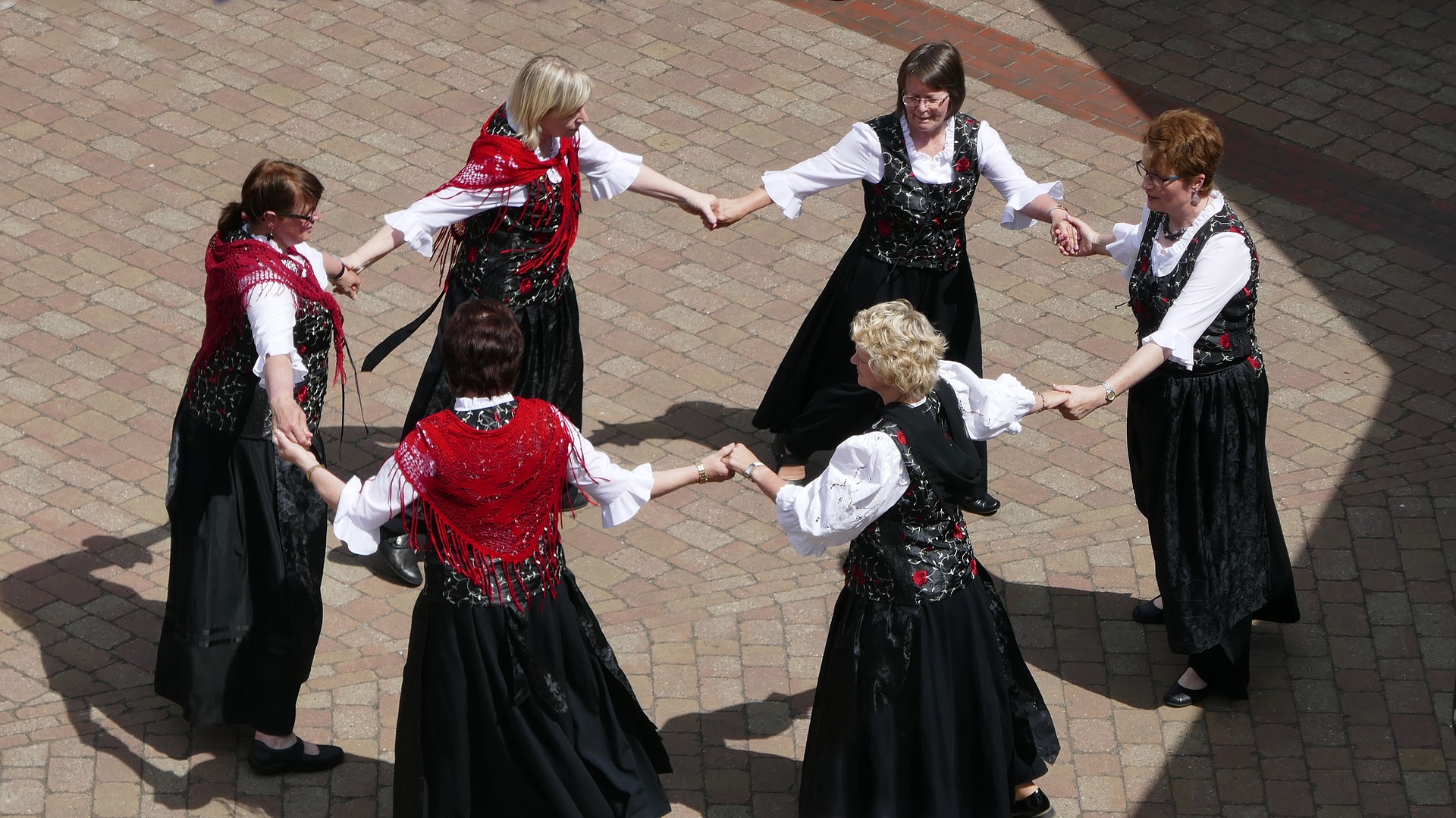 [KP] Taniec w kręgu