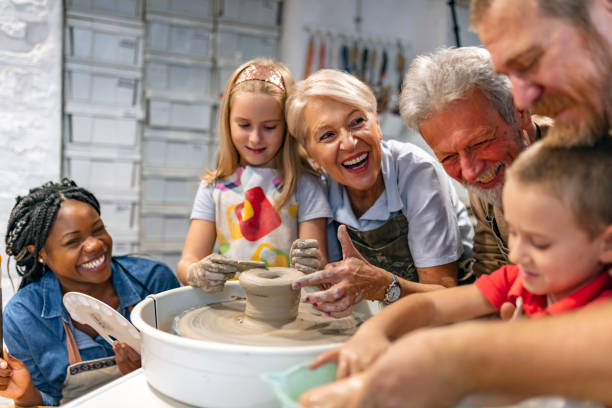Z rodziną przy glinie:warsztaty ceramiczne dla rodziców/opiekunów i dzieci (6-12lat) (CKR Raszyn)
