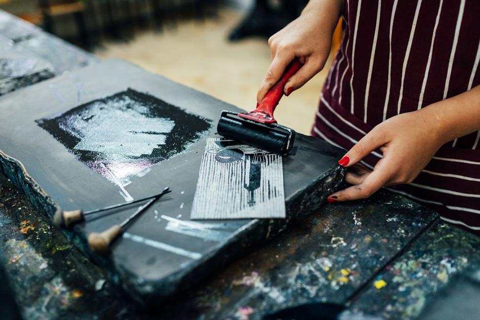 Linoryt, monotypia, eksperyment - grafika warsztatowa (wt. 17.30–20.30)